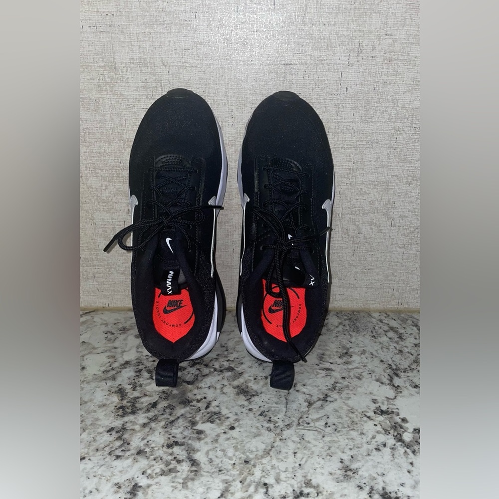 nike air max never worn. perfect